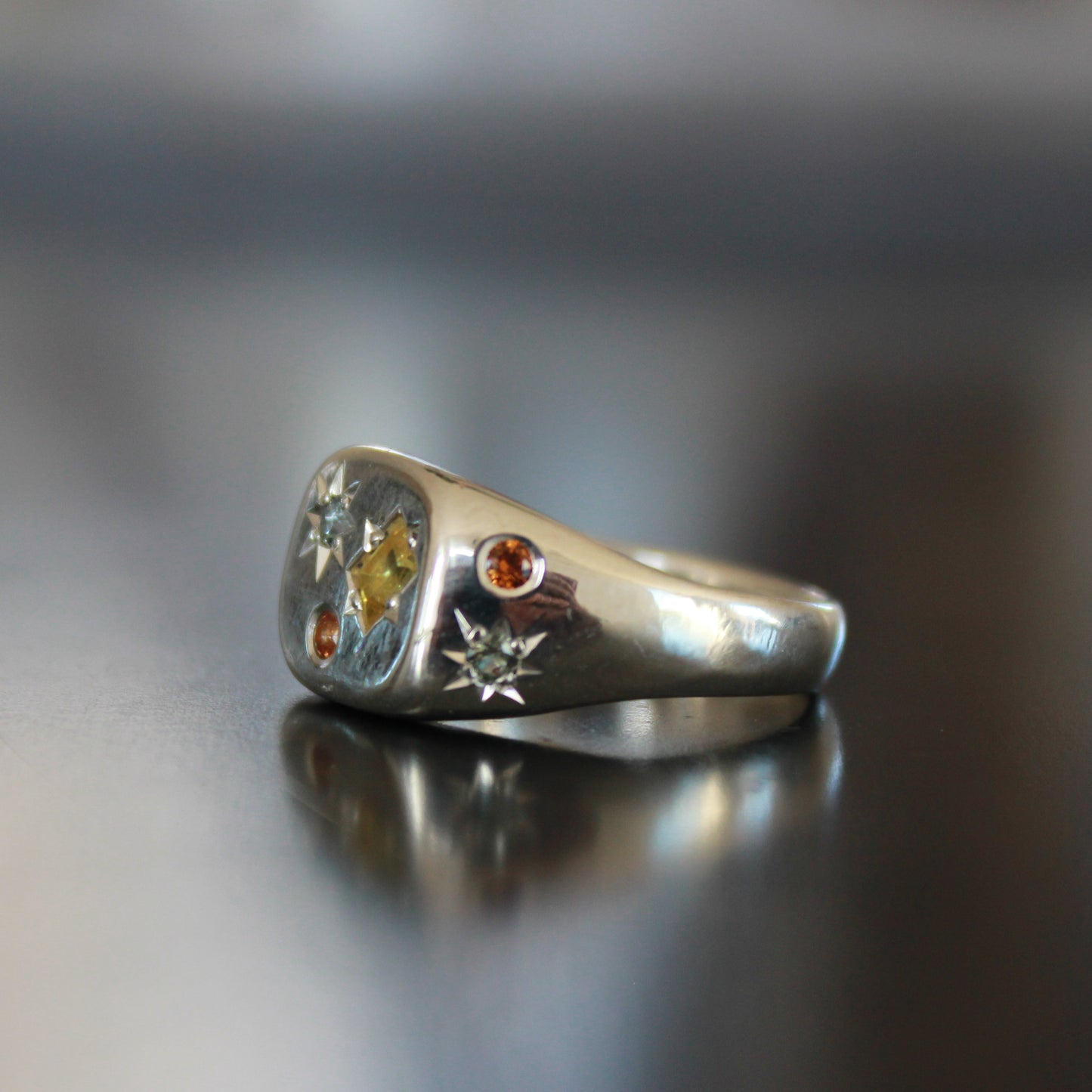 Baguette Sapphire Ra Signet
