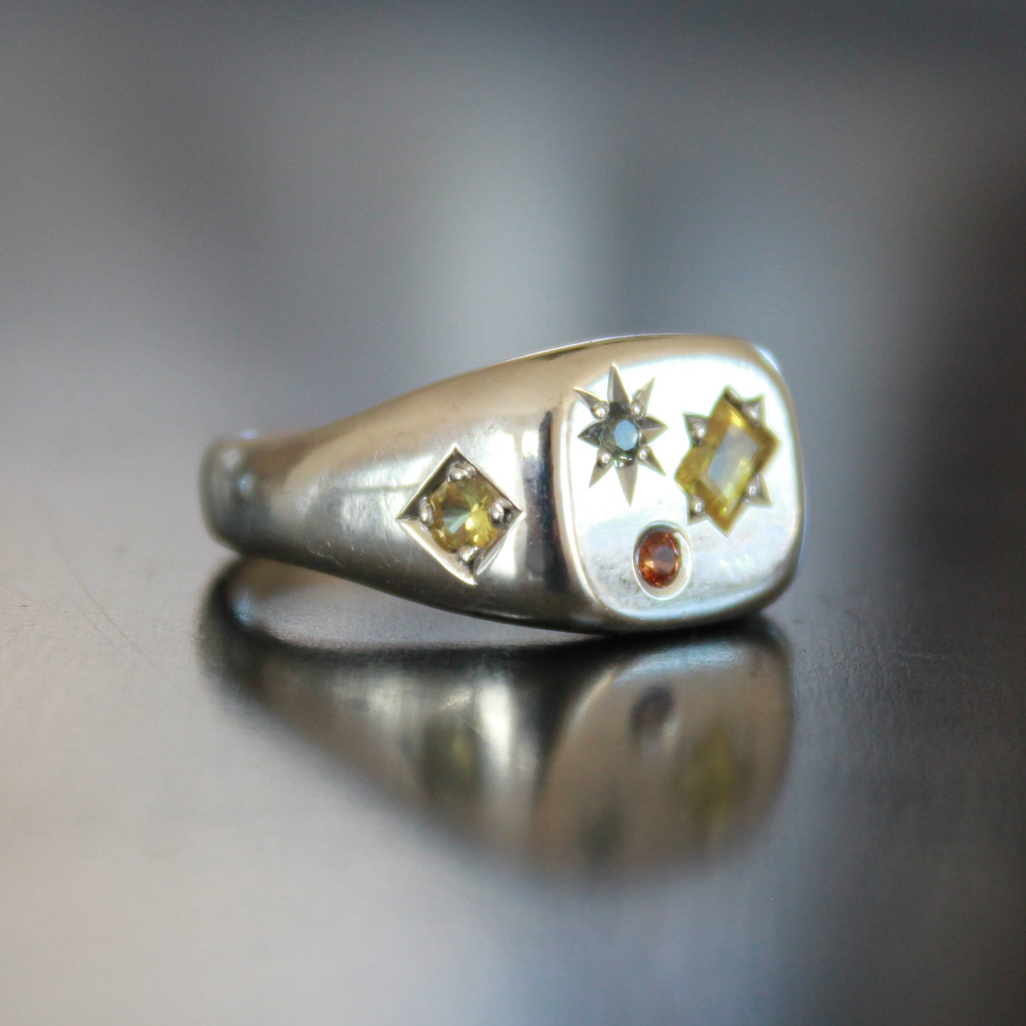 Baguette Sapphire Ra Signet