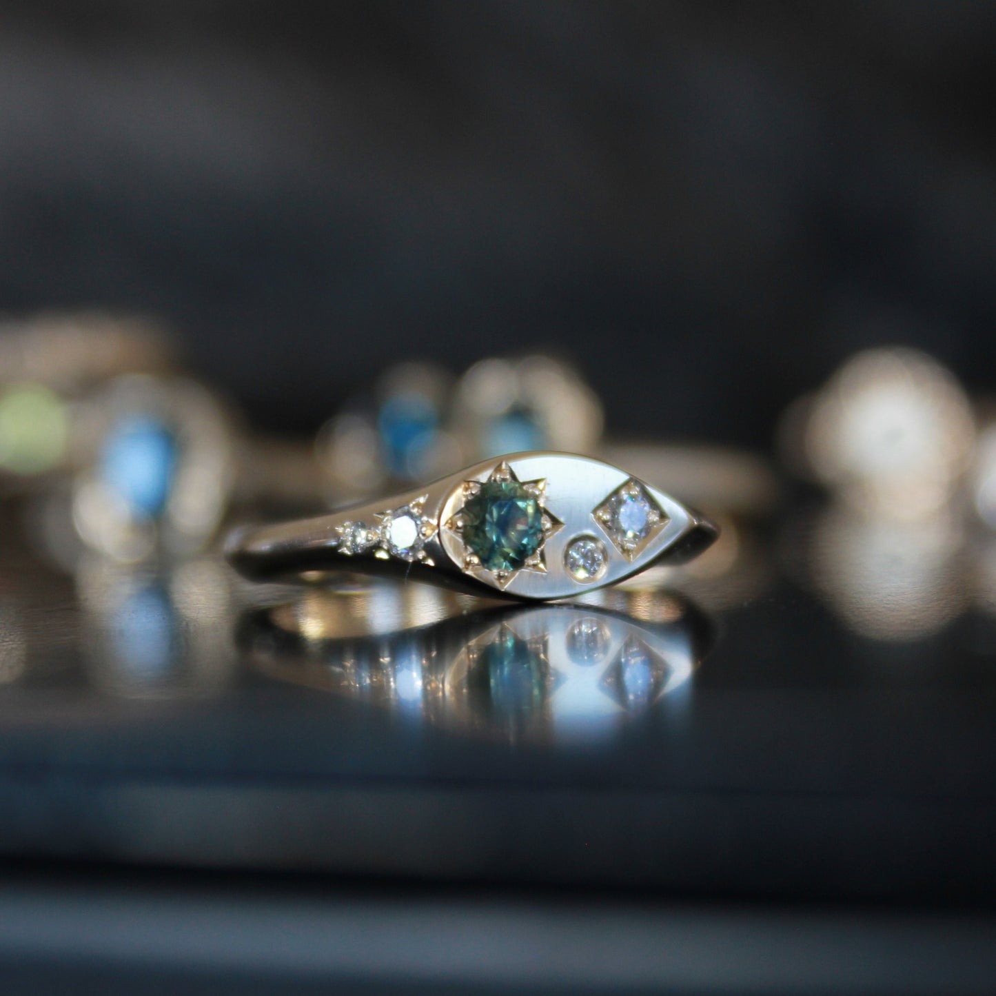 Misfit Signet Ring Parti sapphire