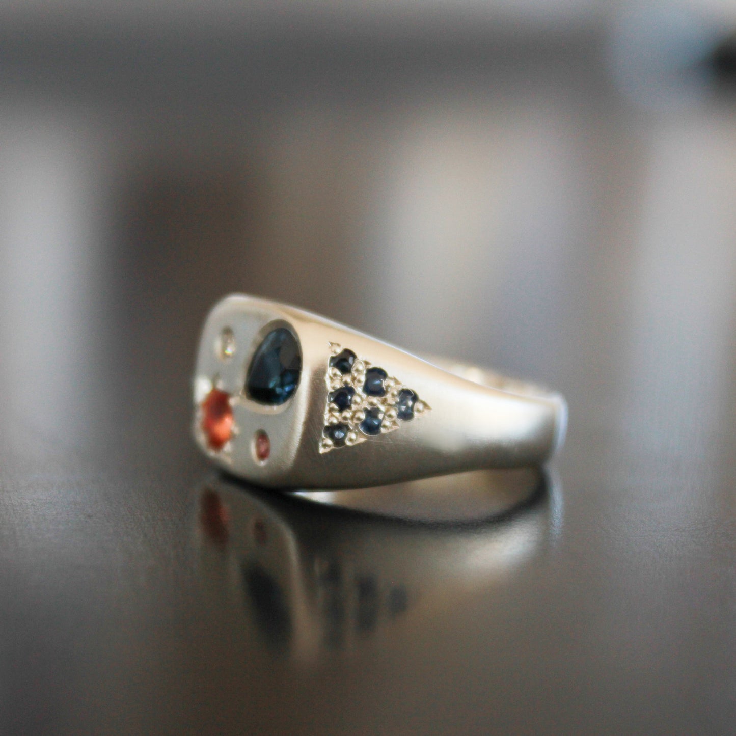 Pear Sapphire tapatoru Signet ring