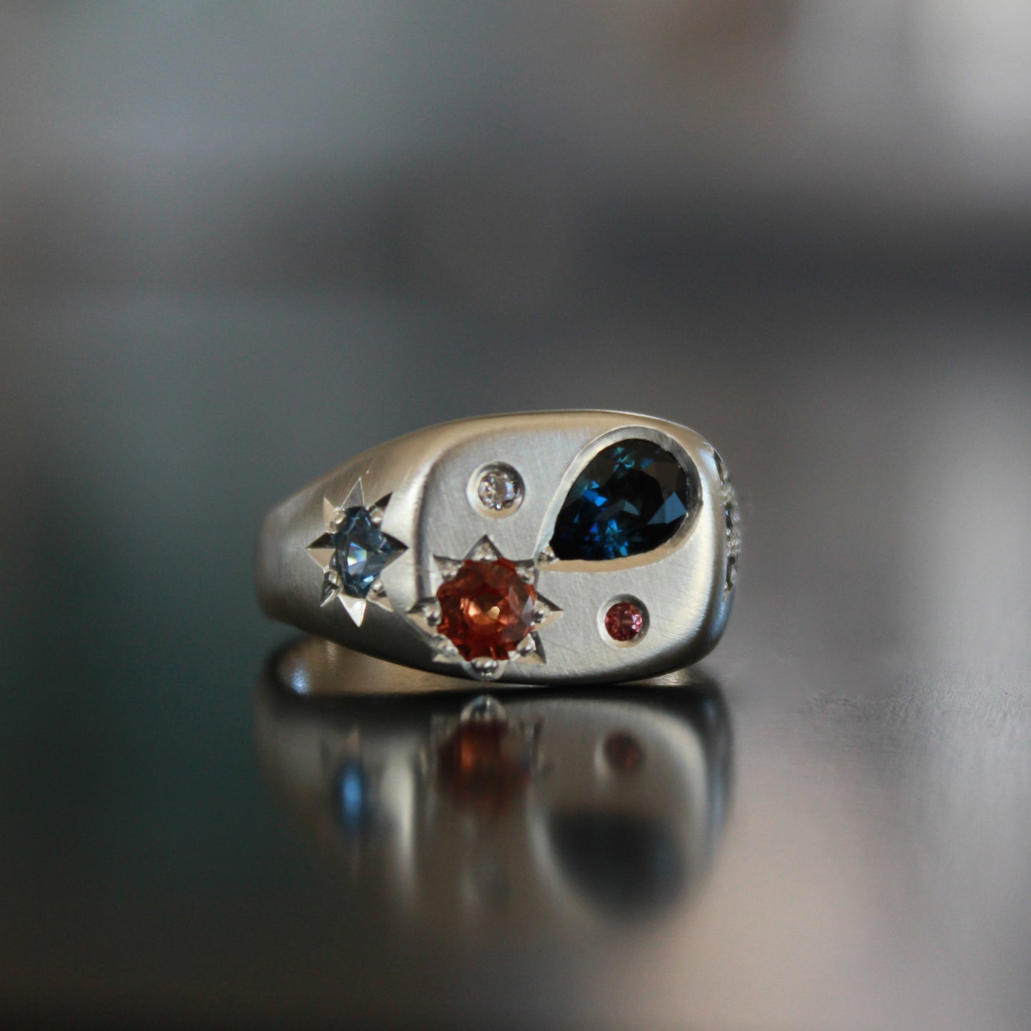 Pear Sapphire tapatoru Signet ring