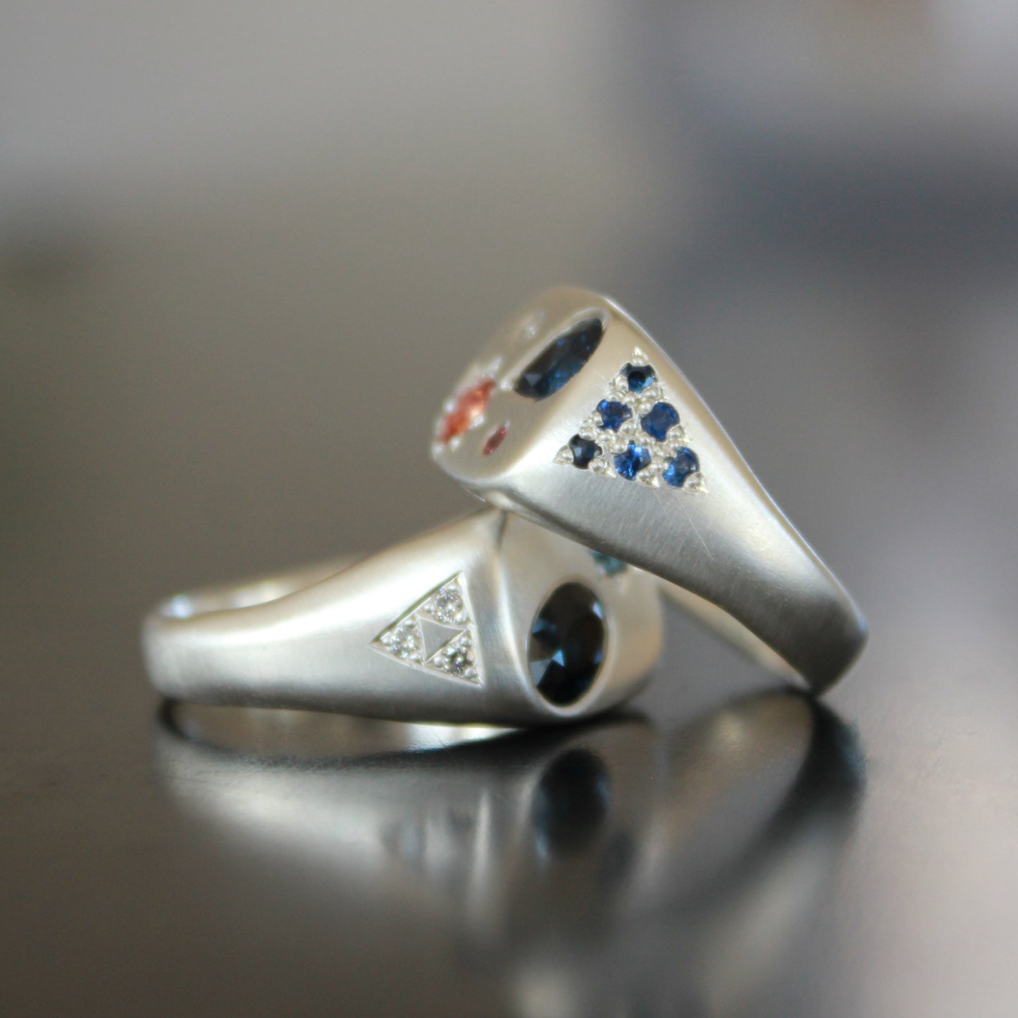 Pear Sapphire tapatoru Signet ring
