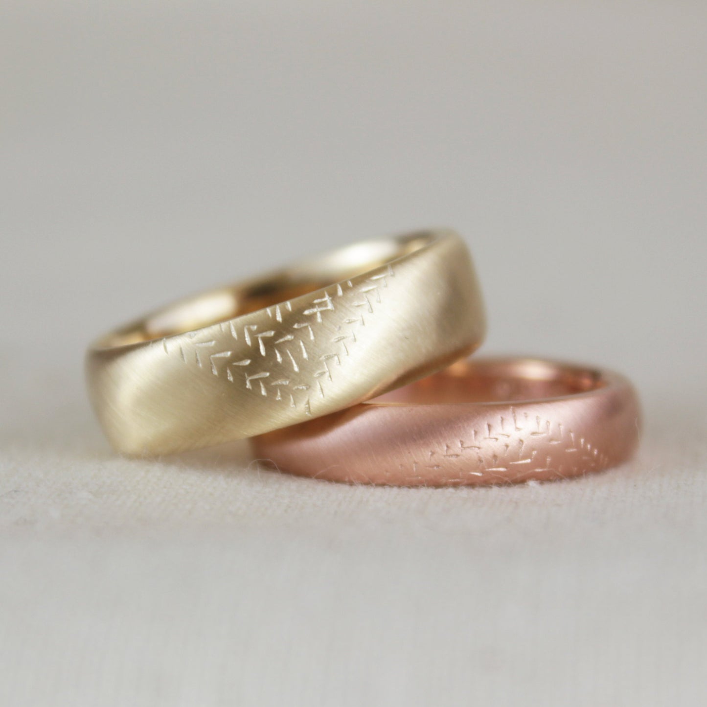 Unisex Gold wedding ring Woven design